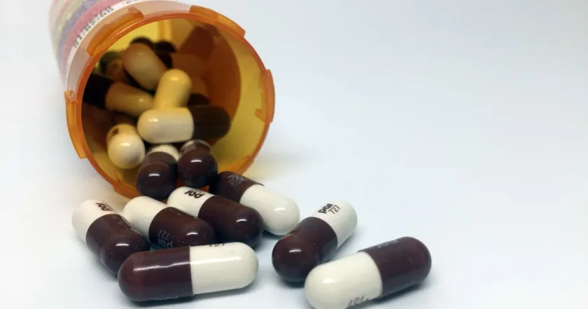 試管嬰兒為什麼要吃多西環素（Doxycycline）？劑量、副作用與證據全解析