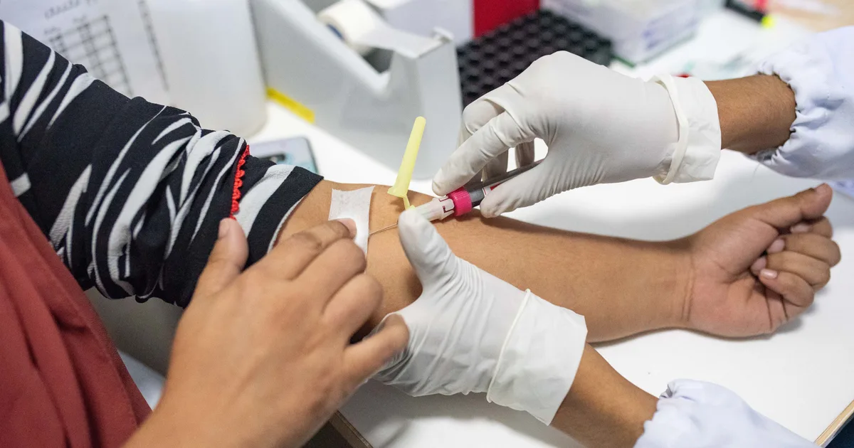 FSH 數值怎麼讀：月經第 2–4 天的正常範圍、多高算卵巢儲備下降，以及試管週期裡怎麼用這個數