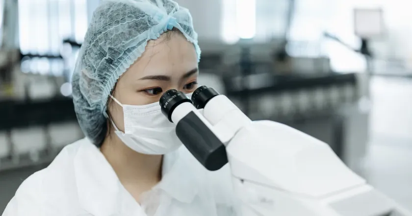 ICSI试管婴儿完全指南：单精子注射技术原理、适用人群、成功率与决策框架
